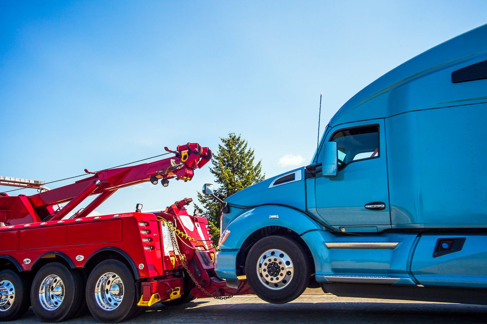 Fast Towing 24/7 flatbed tow truck responding on a South Florida highway